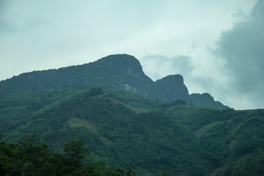 雨后山峦