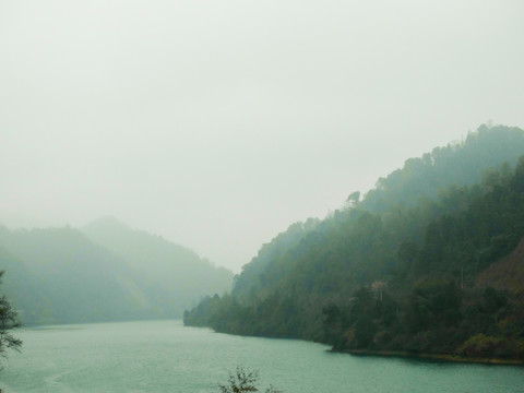 烟雨小东江