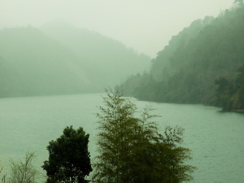 烟雨小东江