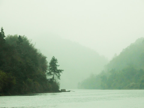 烟雨小东江