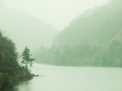 烟雨小东江