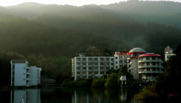 晨曦下黄山太平湖边建筑