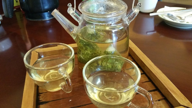 泡绿茶的玻璃茶壶和茶杯