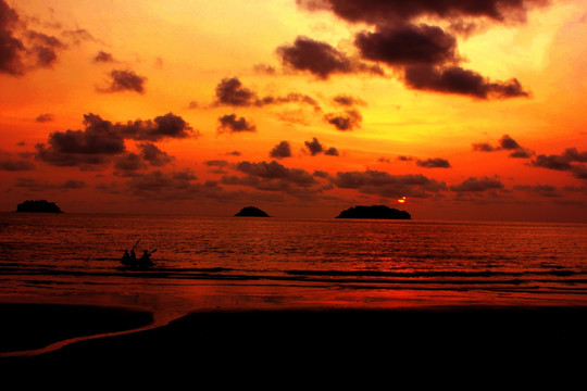 夕阳下的大海泰国旅游