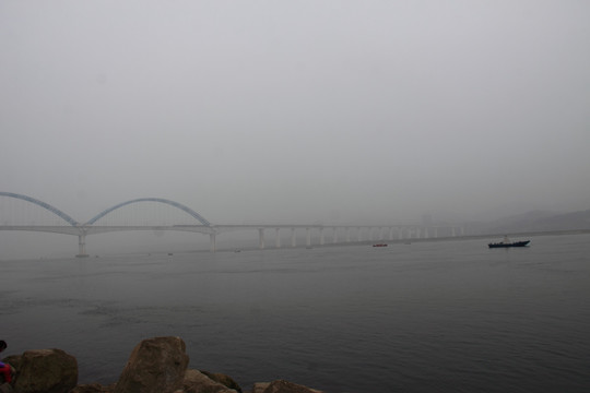 江边雾影