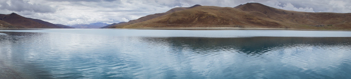 西藏羊湖宽幅全景图