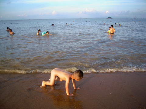 玩海的小男孩