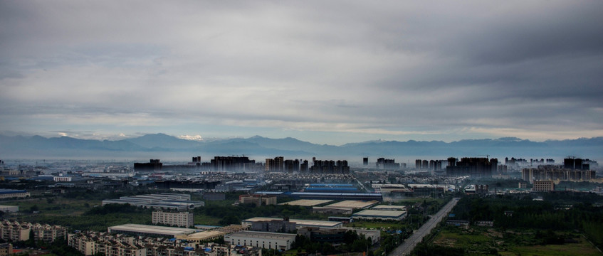 雨后的城市远山