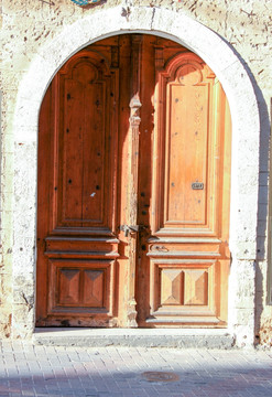 历史悠久的门在以色列特拉维夫