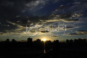 城市夕阳 云层