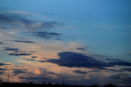 夕阳下五彩缤纷的云朵