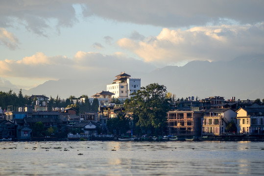 洱海岸边建筑