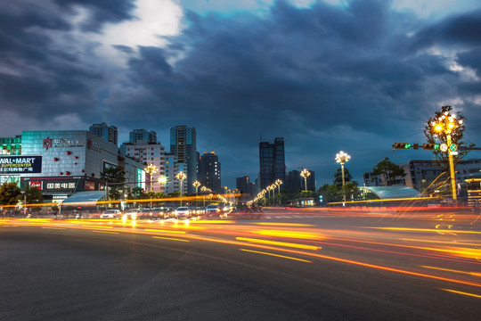 十字路口夜景车流