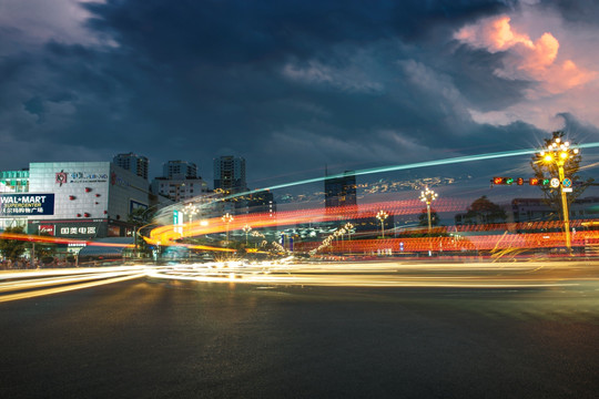 十字路口夜景车流