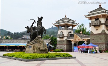 西昌凉山民族风情园雕塑