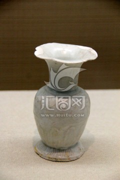 青白釉菊瓣纹小瓶