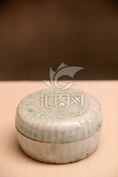 青白釉菊瓣纹印花粉盒
