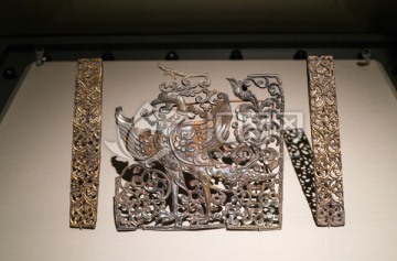 唐代鎏金立凤植物纹银饰