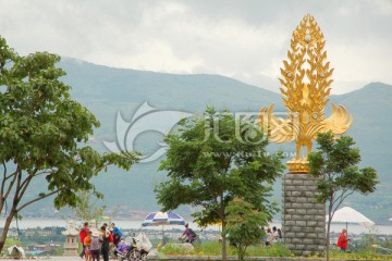 崇圣寺景区金色凤凰雕塑