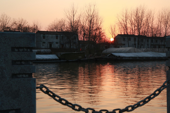 落日下的运河