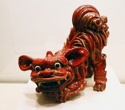 清代石湾窑石榴红釉狮子