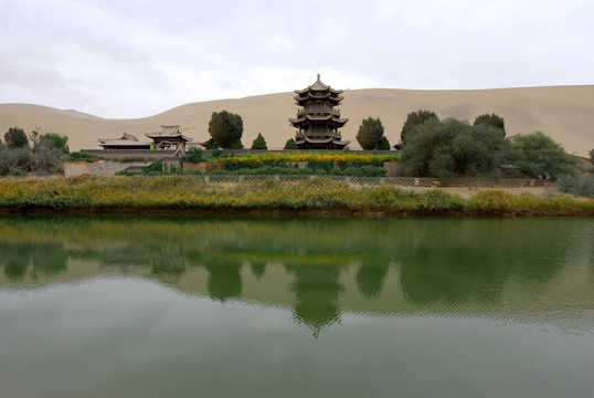 敦煌鸣沙山 月牙泉