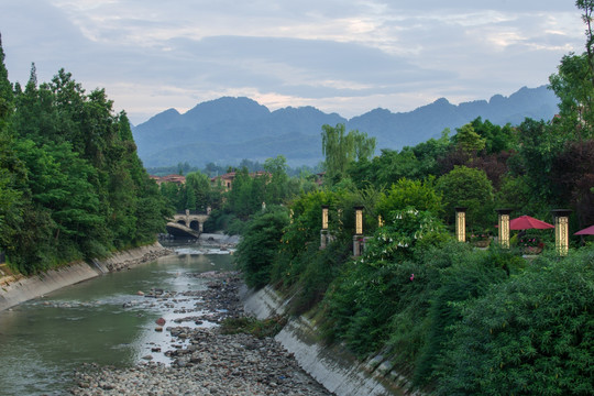 都江堰河岸