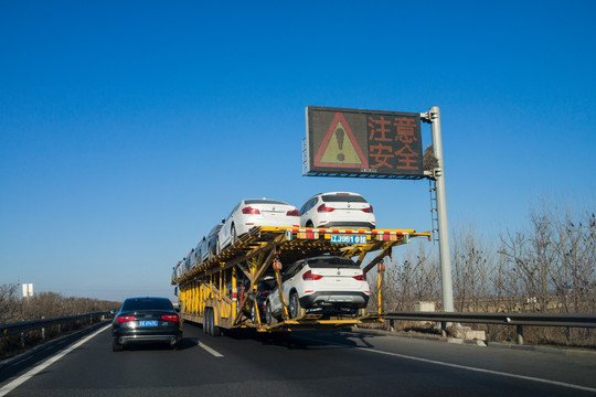 高速公路汽车运输车 高速公路