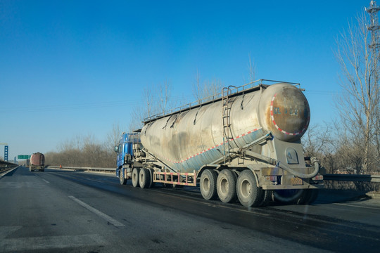 高速公路水泥罐车 高速公路