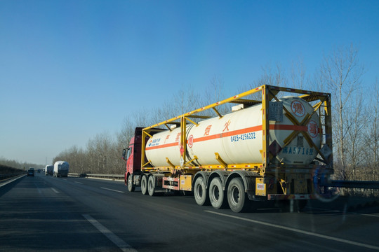 高速公路油罐车 高速公路