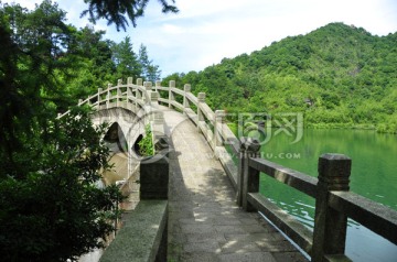 水潭边的石桥