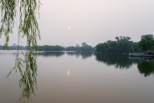 明湖日出