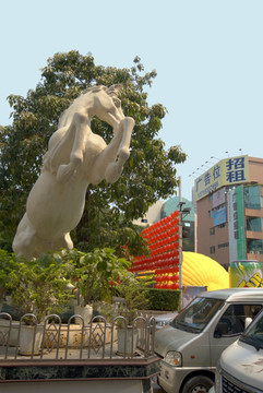 深圳东门步行街 奔马雕塑