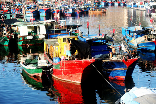 休鱼季节 渔船