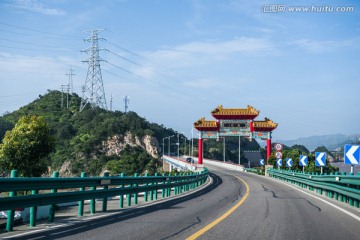 沥青路 牌坊 电力铁塔