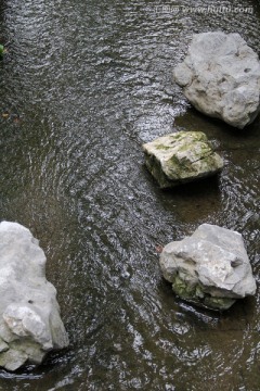 岩石与溪流