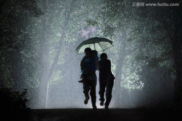 黑夜雨中行人