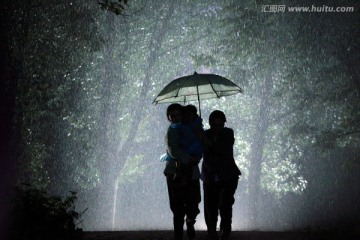 黑夜雨中行人