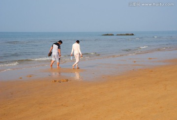 海边散步的夫妻