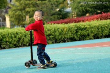 玩滑板车的红衣宝宝