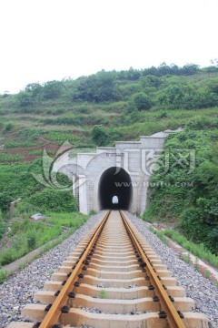 隆黄铁路叙永凉风坳隧道