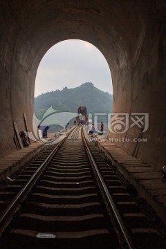 叙大铁路永宁河大桥架梁铺轨