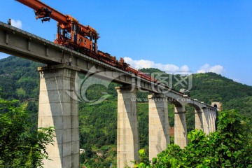 叙大铁路永宁河大桥架梁铺轨