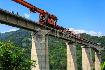 叙大铁路永宁河大桥架梁铺轨