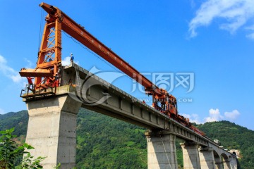 叙大铁路永宁河大桥架梁铺轨