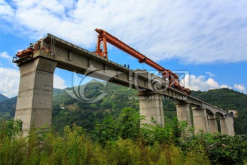 叙大铁路永宁河大桥架梁铺轨