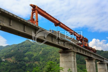 叙大铁路永宁河大桥架梁铺轨