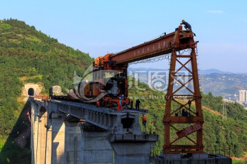 叙大铁路永宁河大桥架梁铺轨