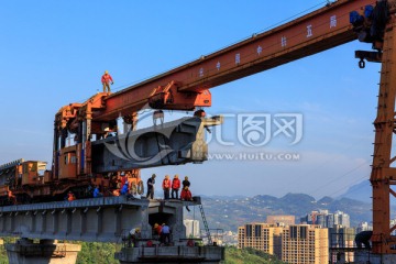 叙大铁路永宁河大桥架梁铺轨