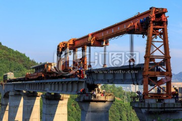 叙大铁路永宁河大桥架梁铺轨